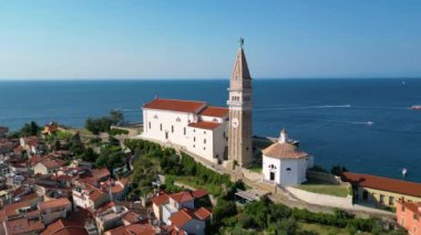 Piran şehri, St. Georges Parish Kilisesi, Venedik mimarisi, Adriyatik kıyı şeridi, Akdeniz yaz günü, Slovenya