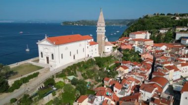 Piran şehri, St. Georges Parish Kilisesi, Venedik mimarisi, Adriyatik kıyı şeridi, Akdeniz yaz günü, Slovenya