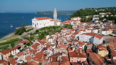 Adriyatik Sahili, Slovenya, Yaz Günü 'nde Aziz Georges Kilisesi ve Venedik' ten etkilenen Tarihi Piran Kasabası 'nın havadan çekimi