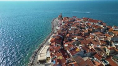 Piran, Slovenya, Adriyatik denizi boyunca uzanan tarihi kentin havadan manzarası yaz günü