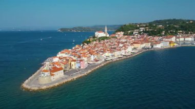 Eski Avrupa şehirlerinin cazibesi. Piran şehrinin parlak sabah manzarası. Çok güzel Venedik mimarisi olan Slovenya Adriyatik kıyılarının göz kamaştırıcı yaz manzarası. İHA 'dan hava görüntüsü