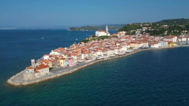 Eski Avrupa şehirlerinin cazibesi. Piran şehrinin parlak sabah manzarası. Çok güzel Venedik mimarisi olan Slovenya Adriyatik kıyılarının göz kamaştırıcı yaz manzarası. İHA 'dan hava görüntüsü