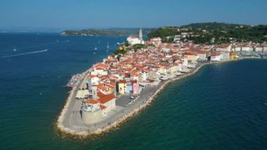 Piran şehrinin hava görüntüsü oluşturulması, Adriyatik kıyı şeridi boyunca Venedik mimarisinin sergilenmesi, Akdeniz yaz günü, Slovenya