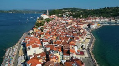 Eski Avrupa şehirlerinin cazibesi. Piran şehrinin parlak sabah manzarası. Çok güzel Venedik mimarisi olan Slovenya Adriyatik kıyılarının göz kamaştırıcı yaz manzarası. İHA 'dan hava görüntüsü