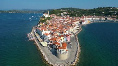 Piran şehrinin havadan görünüşü, Slovenya 'nın Adriyatik kıyılarının muhteşem bir yaz manzarası ve güzel Venedik mimarisi. Akdeniz manzarası