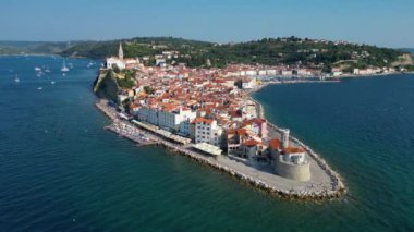 Piran şehrinin hava görüntüsü oluşturulması, Adriyatik kıyı şeridi boyunca Venedik mimarisinin sergilenmesi, Akdeniz yaz günü, Slovenya