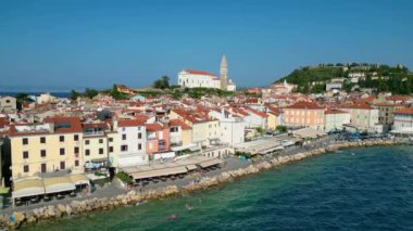 Piran şehrinin hava yörüngesindeki çekimi, Adriyatik kıyı şeridi boyunca Venedik mimarisinin sergilenmesi, Akdeniz yaz günü, Slovenya