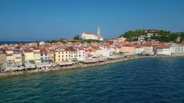 Piran kasabasının hava manzarası, Adriyatik kıyı şeridi boyunca Venedik mimarisi sergileniyor, Akdeniz yaz günü, Slovenya