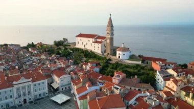 Piran kasabasındaki Aziz Georges Kilisesi, Venedik mimarisi, Adriyatik kıyı şeridi, Akdeniz gün batımı, Slovenya