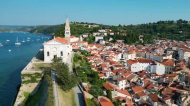 Piran kasabasındaki Aziz Georges Kilisesi 'nin güneşli yaz manzarası. Adriyatik Denizi 'nde muhteşem bir sabah. Slovenya ve Avrupa 'nın güzel şehirleri