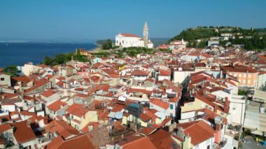 Slovenya 'daki Piran kasabası, Slovenya' nın Istria kentindeki Adriyatik denizi ve Piran kentinin panoramik hava manzarası