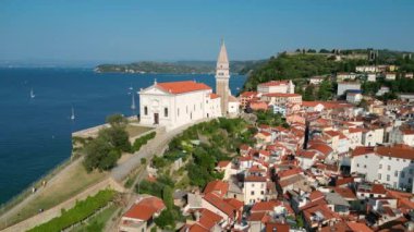 Piran kasabası, Adriyatik kıyı şeridi açık bir yaz gününde, Slovenya 'nın havadan görünüşü