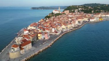 Bir yaz günü Piran, Slovenya, Adriyatik kıyıları, Venedik binaları ve St. Georges Kilisesi 'nin hava manzarası