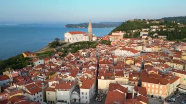 Piran şehri, St. Georges Parish Kilisesi, Venedik mimarisi, Adriyatik kıyı şeridi, Akdeniz yaz günü, Slovenya