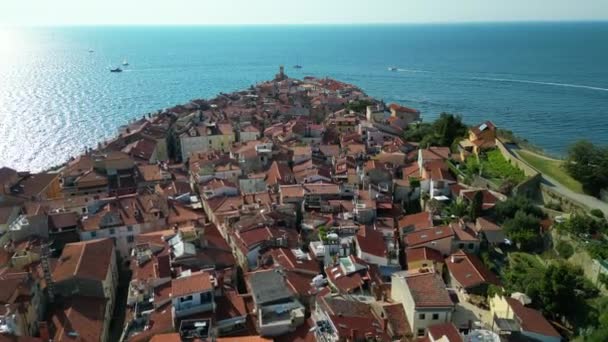 Luchtfoto Van Piran Stad Adriatische Kust Middellandse Zee Zomerdag Slovenië — Stockvideo