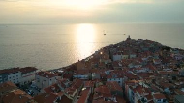 Piran şehri, Adriyatik kıyı şeridi, Akdeniz yaz günü, gün batımı altın saat, Slovenya