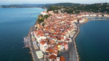 Yukarıdan Piran, Venedik mimarisi, Adriyatik kıyıları boyunca sazlık çatıları ve Slovenya 'da bir yaz günü
