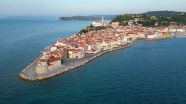 Piran şehrinin havadan görünüşü, Slovenya 'nın Adriyatik kıyılarının muhteşem bir yaz manzarası ve güzel Venedik mimarisi. Akdeniz manzarası
