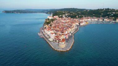 Piran şehrinin hava manzarası, Slovenya 'nın Adriyatik kıyıları, Venedik mimarisi ve sazlık çatılarının muhteşem yaz manzarası