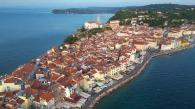 Piran şehrinin hava görüntüsü oluşturulması, Adriyatik kıyı şeridi boyunca Venedik mimarisinin sergilenmesi, Akdeniz yaz günü, Slovenya