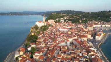 Slovenya 'da ikonik bir hedef olan Adriyatik kıyısındaki güzel Piran kasabasının hava manzarası