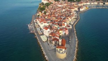 Piran şehrinin hava manzarası, Slovenya 'nın Adriyatik kıyıları, Venedik mimarisi ve sazlık çatılarının muhteşem yaz manzarası