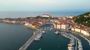 Piran kasabası, St. Georges Kilisesi, Tartini Meydanı, balıkçılık limanı, Venedik mimarisi, Adriyatik kıyı şeridi, Akdeniz gün batımı, Slovenya
