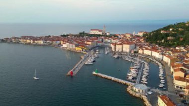 Venedik Limanı ve Piran 'ın Ana Meydanı Tartini, Slovenya ve Avrupa' nın hava manzarası