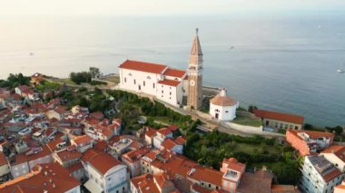 Piran kasabasındaki Aziz Georges Kilisesi, Venedik mimarisi, Adriyatik kıyı şeridi, Akdeniz gün batımı, Slovenya