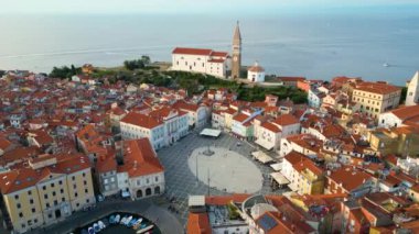 Piran kasabası, St. Georges Parish Kilisesi, Tartini ana meydanı, balıkçılık limanı, Venedik mimarisi, Adriyatik kıyı şeridi, Akdeniz gün batımı, Slovenya