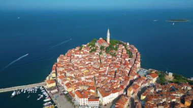Hırvatistan 'ın Adriyatik kıyısındaki tarihi Rovinj kasabası ve Istria kıyısındaki tarihi Euphemia Kilisesi' nin hava yörüngesindeki görüntüleri