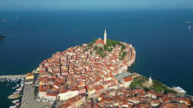 Rovinj Eski kasaba tarihi yarımadası yaz güneşli bir günde, hava manzarası, Aziz Euphemia Kilisesi, Hırvatistan 'ın Istria bölgesinde ünlü turizm merkezi