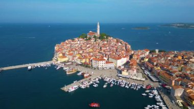Hırvatistan 'ın Istrian yarımadasının batı kıyısındaki balıkçı limanı olan Rovinj kasabasının çarpıcı havacılık manzarası. Adriyatik Denizi, Hırvatistan 'ın aydınlık sabah deniz manzarası