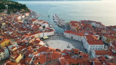 Slovenya 'nın antik binaları ve kırmızı çatılarıyla Piran' daki Tartini Meydanı 'nın havadan görünüşü