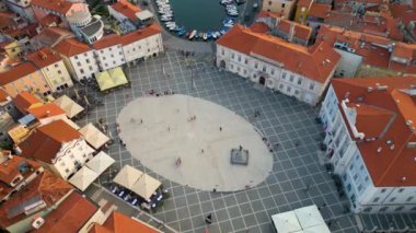 Slovenya 'nın antik binaları ve kırmızı çatılarıyla Piran' daki Tartini Meydanı 'nın havadan görünüşü