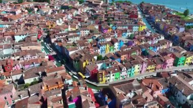 Venedik, Veneto, İtalya yakınlarındaki Burano adasında renkli evler. Kanallar, sokaklar ve geleneksel balıkçılık mimarisi bu canlı kasabanın cazibesini ön plana çıkarıyor.