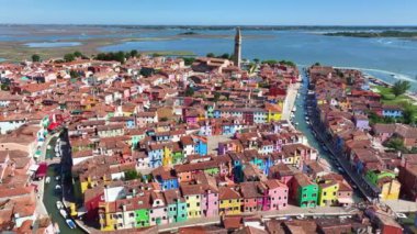 Burano Adası 'nın havadan görünüşü, renkli evler güneşli bir yaz gününde Saint Martin Piskoposu Kilisesi, Venedik, Veneto Bölgesi, İtalya