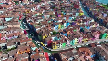 Güneşli bir yaz gününde Burano adasında renkli boyalı ev cepheleri. Burano Venedik Gölünde küçük bir adadır ve popüler bir turizm merkezidir.