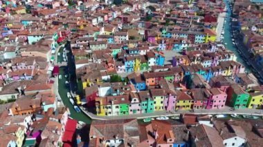 Yukarıdan Burano Adası, renkli evlerin havadan görünüşü, Veneto Bölgesi, İtalya