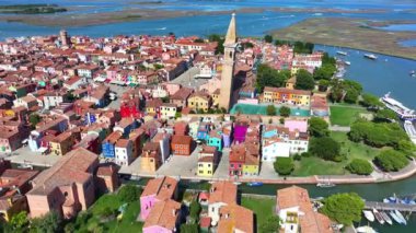 Venedik yakınlarındaki Burano Adası 'ndaki Saint Martin Kilisesi' nin havadan görünüşü, renkli evler, Veneto Bölgesi, İtalya