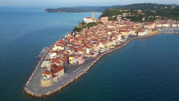Flygfoto Över Den Vackra Staden Piran Vid Adriatiska Kusten Ikonisk — Stockvideo