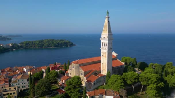 Flygfoto Kroatiska Landmärke Gamla Stan Rovinj Och Kyrkan Saint Eufemia — Stockvideo