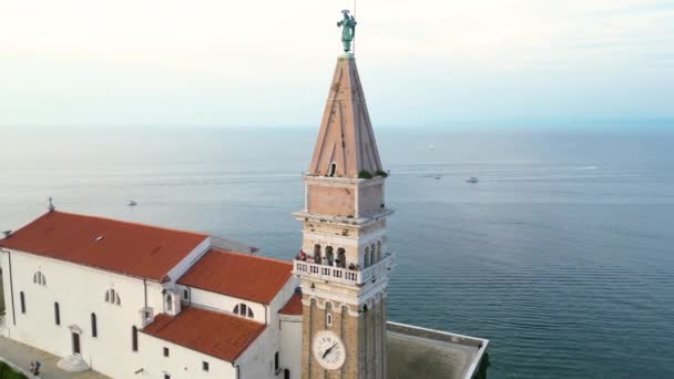 ピランの町 セントジョルジュ教会 ヴェネツィアの建築 アドリア海の海岸線 地中海の日没 スロベニア — ストック動画