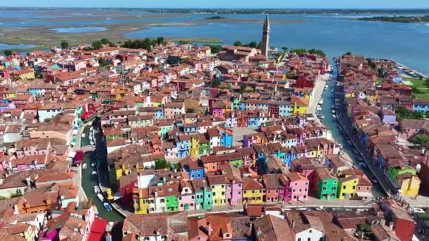 ビラノ島 カラフルな家 晴れた夏の日 ヴェネツィア ヴェネト地方 イタリアの聖マルティン教会の空中ビュー — ストック動画