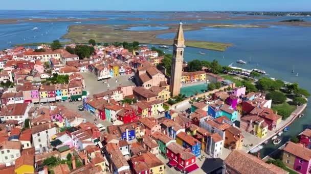 Vue Aérienne Orbite Autour Île Burano Maisons Colorées Église Saint — Video
