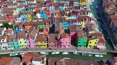Venedik 'in Venedik bölgesindeki Burano Adası' nın renkli evlerinin havadan görünüşü, İtalya