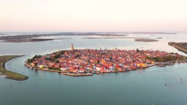 Güneş doğarken Burano Adası, renkli evler, Aziz Martin Piskoposu ikonik Kilisesi, Campanile Pendente, Venedik, Veneto, İtalya