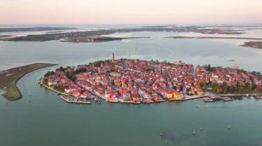 Gün batımında Venedik, İtalya 'da Burano Adası' nın hava manzarası.