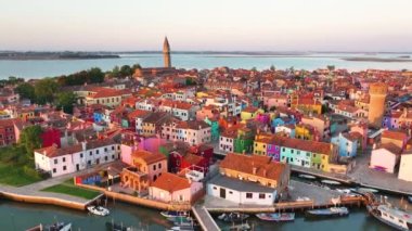 Gün doğumu ihtişamı, Burano renkli cephelerin havadan görünüşü ve ikonik Campanile, Venedik, İtalya