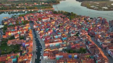 Venedik 'in Venedik bölgesindeki balıkçı tekneleri ve köprülerin yer aldığı Fondamenta seti boyunca gün doğumunda İtalya' nın Venedik bölgesinde bulunan Burano renkli evlerin hava manzarası.